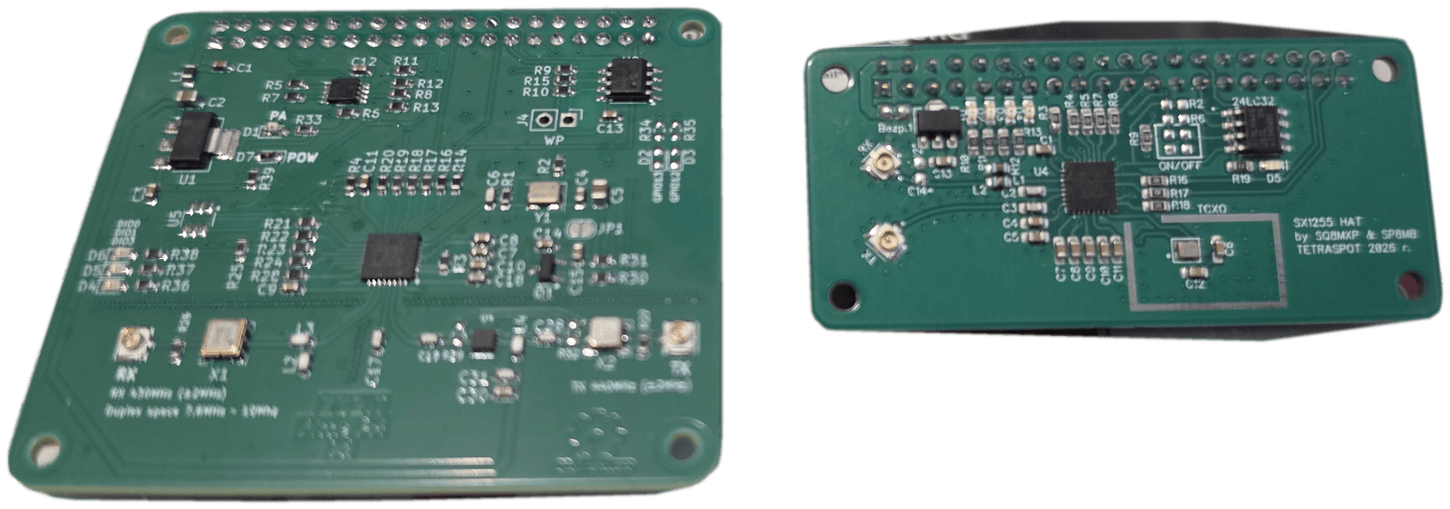 Dwie zielone płytki drukowane SDR w formacie nakładki na Raspberry Pi, obie strony — widoczny opis „SX1255 HAT, TETRASPOT 2026”